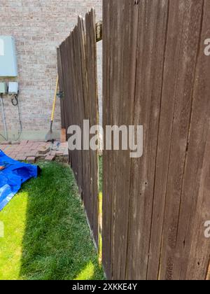 Réparation d'un poteau de clôture à l'aide d'outils et de finisseurs de briques Banque D'Images