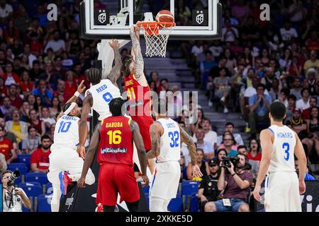 Juancho Hernangomez (C) jette le ballon lors du match amical de Basketball International entre l'Espagne et Porto Rico au Wizink Center le 23 juillet 2024 à Madrid, en Espagne. Banque D'Images