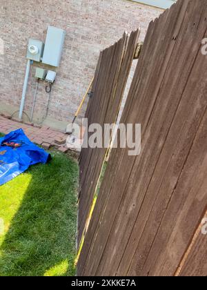 Réparation d'un poteau de clôture à l'aide d'outils et de finisseurs de briques Banque D'Images