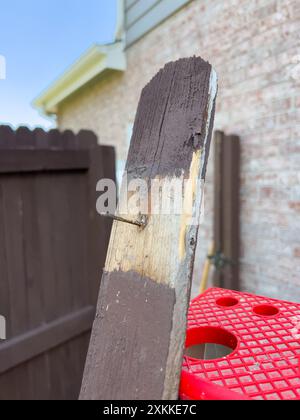 Réparation d'un poteau de clôture à l'aide d'outils et de finisseurs de briques Banque D'Images