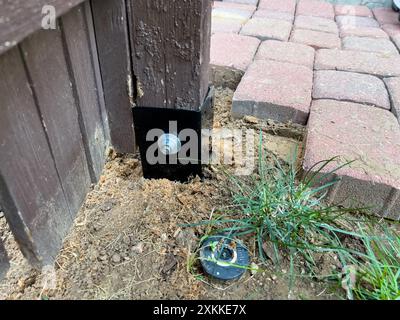 Réparation d'un poteau de clôture à l'aide d'outils et de finisseurs de briques Banque D'Images