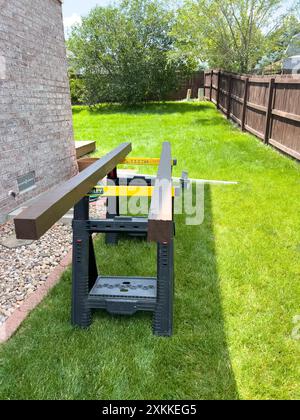 Réparation d'un poteau de clôture à l'aide d'outils et de finisseurs de briques Banque D'Images