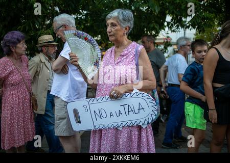 Madrid, Espagne. 23 juillet 2024. Les habitants de Madrid se sont rassemblés cet après-midi sur la Plaza Santa pour protester contre la décision prise par le conseil municipal de Madrid d'abattre plus d'une douzaine d'arbres situés sur la place centrale de Madrid. Crédit : D. Canales Carvajal/Alamy Live News Banque D'Images