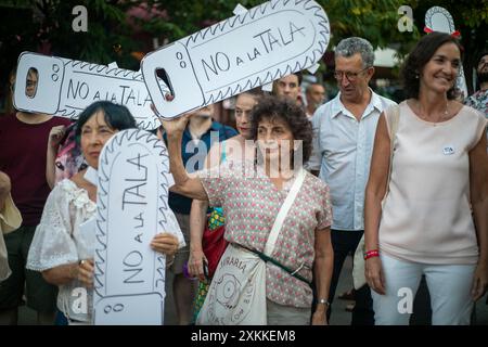 Madrid, Espagne. 23 juillet 2024. Les habitants de Madrid se sont rassemblés cet après-midi sur la Plaza Santa pour protester contre la décision prise par le conseil municipal de Madrid d'abattre plus d'une douzaine d'arbres situés sur la place centrale de Madrid. Crédit : D. Canales Carvajal/Alamy Live News Banque D'Images