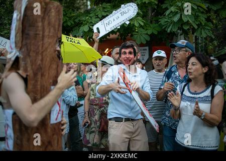 Madrid, Espagne. 23 juillet 2024. Les habitants de Madrid se sont rassemblés cet après-midi sur la Plaza Santa pour protester contre la décision prise par le conseil municipal de Madrid d'abattre plus d'une douzaine d'arbres situés sur la place centrale de Madrid. Crédit : D. Canales Carvajal/Alamy Live News Banque D'Images