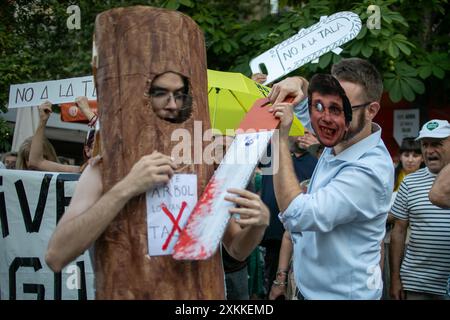 Madrid, Espagne. 23 juillet 2024. Les habitants de Madrid se sont rassemblés cet après-midi sur la Plaza Santa pour protester contre la décision prise par le conseil municipal de Madrid d'abattre plus d'une douzaine d'arbres situés sur la place centrale de Madrid. Crédit : D. Canales Carvajal/Alamy Live News Banque D'Images
