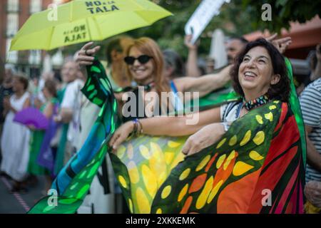 Madrid, Espagne. 23 juillet 2024. Les habitants de Madrid se sont rassemblés cet après-midi sur la Plaza Santa pour protester contre la décision prise par le conseil municipal de Madrid d'abattre plus d'une douzaine d'arbres situés sur la place centrale de Madrid. Crédit : D. Canales Carvajal/Alamy Live News Banque D'Images