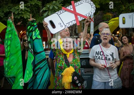 Madrid, Espagne. 23 juillet 2024. Les habitants de Madrid se sont rassemblés cet après-midi sur la Plaza Santa pour protester contre la décision prise par le conseil municipal de Madrid d'abattre plus d'une douzaine d'arbres situés sur la place centrale de Madrid. Crédit : D. Canales Carvajal/Alamy Live News Banque D'Images