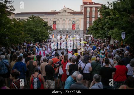 Madrid, Espagne. 23 juillet 2024. Les habitants de Madrid se sont rassemblés cet après-midi sur la Plaza Santa pour protester contre la décision prise par le conseil municipal de Madrid d'abattre plus d'une douzaine d'arbres situés sur la place centrale de Madrid. Crédit : D. Canales Carvajal/Alamy Live News Banque D'Images