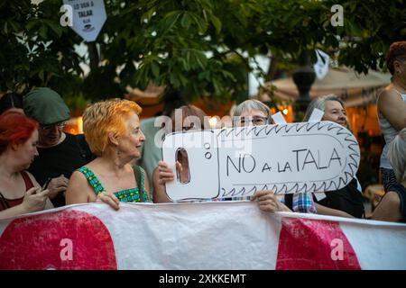 Madrid, Espagne. 23 juillet 2024. Les habitants de Madrid se sont rassemblés cet après-midi sur la Plaza Santa pour protester contre la décision prise par le conseil municipal de Madrid d'abattre plus d'une douzaine d'arbres situés sur la place centrale de Madrid. Crédit : D. Canales Carvajal/Alamy Live News Banque D'Images