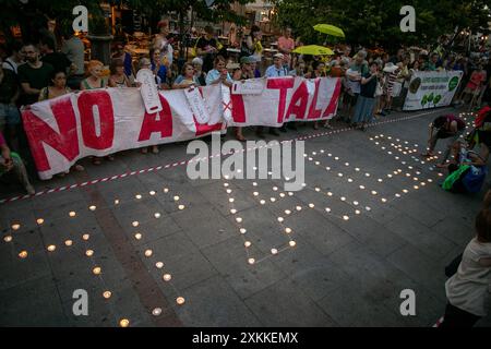 Madrid, Espagne. 23 juillet 2024. Les habitants de Madrid se sont rassemblés cet après-midi sur la Plaza Santa pour protester contre la décision prise par le conseil municipal de Madrid d'abattre plus d'une douzaine d'arbres situés sur la place centrale de Madrid. Crédit : D. Canales Carvajal/Alamy Live News Banque D'Images