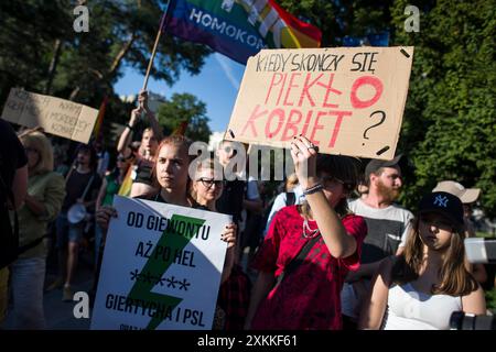 Les manifestants tiennent des pancartes pro-avortement exprimant leur opinion pendant la manifestation. Plusieurs centaines de personnes ont protesté devant le parlement pour l'échec de la libéralisation de la loi sur l'avortement du gouvernement du premier ministre Tusk. La manifestation était organisée par l'organisation Women's Strike (Strajk Kobiet) et dirigée par Marta Lempart. Le 12 juillet, le parlement polonais a rejeté un projet de loi qui aurait assoupli la stricte loi polonaise sur l'avortement. Alors que la mesure a été soutenue par la majorité de la coalition gouvernementale dirigée par le premier ministre Donald Tusk, elle a été défaite grâce à l'élément le plus conservateur de Banque D'Images