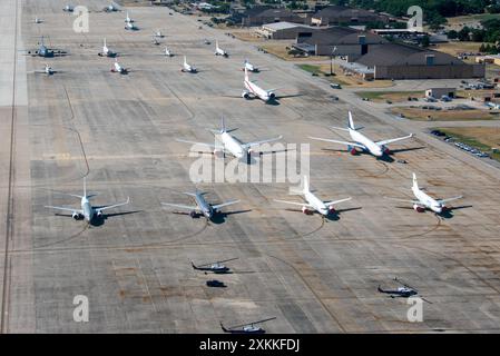 Des avions appartenant à des alliés et partenaires de l'OTAN sont assis sur la ligne de vol avant le départ de la délégation à la base interarmées Andrews, Md., le 11 juillet 2024. Andrews, connu sous le nom d’America’s Airfield, a servi de plaque tournante pour les délégations nationales arrivant pour le Sommet de l’OTAN de 2024 à Washington D.C. (photo de l’US Air Force par le 2nd Lt. Olushino Bolden Jr.) Banque D'Images