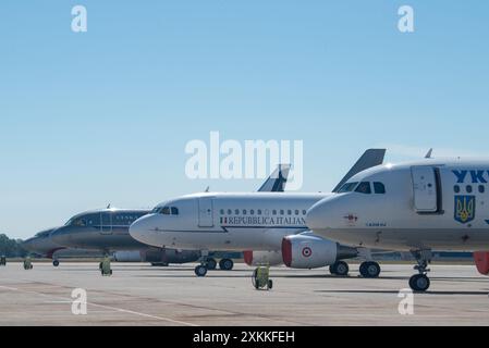 De gauche à droite, des avions appartenant aux pays-Bas, à la République tchèque, à l'Italie et à l'Ukraine sont alignés sur la ligne de vol à la base commune Andrews, Md., le 11 juillet 2024. Ces pays faisaient partie des alliés et partenaires de l'OTAN qui ont assisté au Sommet de l'OTAN de 2024 à Washington (photo de l'US Air Force par le 2nd Lt. Olushino Bolden Jr.) Banque D'Images