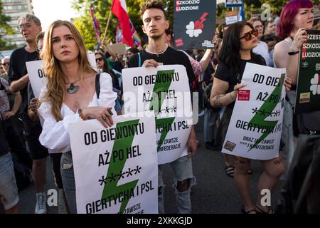 Les manifestants tiennent des pancartes pro-avortement exprimant leur opinion pendant la manifestation. Plusieurs centaines de personnes ont protesté devant le parlement pour l'échec de la libéralisation de la loi sur l'avortement du gouvernement du premier ministre Tusk. La manifestation était organisée par l'organisation Women's Strike (Strajk Kobiet) et dirigée par Marta Lempart. Le 12 juillet, le parlement polonais a rejeté un projet de loi qui aurait assoupli la stricte loi polonaise sur l'avortement. Alors que la mesure a été soutenue par la majorité de la coalition gouvernementale dirigée par le premier ministre Donald Tusk, elle a été défaite grâce à l'élément le plus conservateur de Banque D'Images