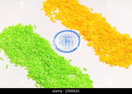 Drapeau de l'Inde fabriqué à partir de riz coloré sur fond blanc. Jour de l'indépendance indienne Banque D'Images