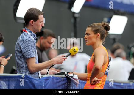 Nina KENNEDY (Australie) interviewée par la BBC après avoir remporté le Women's Pole Vault au 2024, IAAF Diamond League, London Stadium, Queen Elizabeth Olympic Park, Stratford, Londres, Royaume-Uni. Banque D'Images