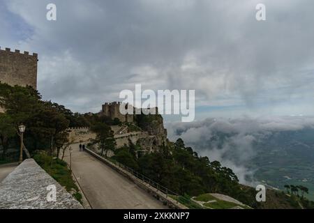 Vue du château de Vénus ou Castello di Venere sur le paysage sicilien au-dessus de la couche de nuages, Trapani , Sicile, Italie Banque D'Images