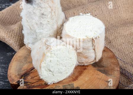 Fromage au lait de chèvre fromage Tulum. Le fromage Tulum est un fromage traditionnel au lait de chèvre turc affiné dans un boyau en peau de chèvre. Nom local obruk peyniri, Tulum Banque D'Images