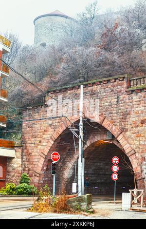 Tunnel de tramway à Bratislava, Slovaquie. Le panneau d'arrêt rouge se trouve devant un tunnel. Le tunnel est sous un pont Banque D'Images