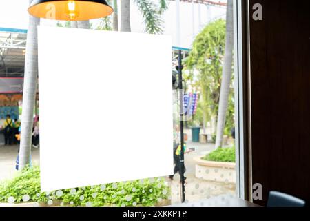 Modèle de panneau d'affichage vierge. Étiquette et écriteau vierges apposés sur la vitre. panneaux d'affichage maquette et diverses promotions pour les magasins et re Banque D'Images