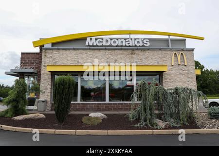 Berwick, États-Unis. 23 juillet 2024. Vue extérieure d'un restaurant McDonald's le 23 juillet 2024 à Berwick, Pennsylvanie. McDonald's prolonge son offre populaire de repas à 5 $ dans la plupart des restaurants américains au-delà de sa période initiale de quatre semaines qui a commencé le 25 juin. Le repas de 5 $ comprend un choix de hamburger McDual ou de sandwich McChicken, un McNuggets au poulet en quatre pièces, de petites frites et une petite boisson gazeuse. (Photo de Paul Weaver/Sipa USA) crédit : Sipa USA/Alamy Live News Banque D'Images