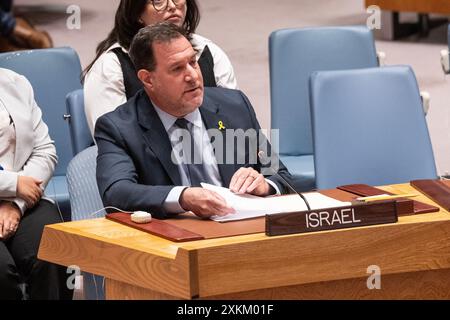 L'Ambassadeur Brett Jonathan Miller d'Israël parle lors d'une réunion du Conseil de sécurité sur les menaces à la paix et à la sécurité internationales liées à l'attaque de drones houthis sur Israël a entraîné la mort d'une personne et blessé dix personnes et l'attaque aérienne de représailles par les Forces de défense israéliennes contre les installations houthis au Yémen siège de l'ONU à New York le 22 juillet 2024 Banque D'Images