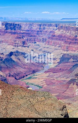 Vue imprenable sur le fleuve Colorado en contrebas traversant le plateau du Colorado au Grand Canyon Banque D'Images