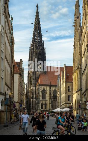 25.06.2022, Allemagne, Rhénanie du Nord-Westphalie, Muenster - Prinzipalmarkt et l'église gothique catholique Saint-Lambert dans la vieille ville. 00A220625D708CAROE Banque D'Images