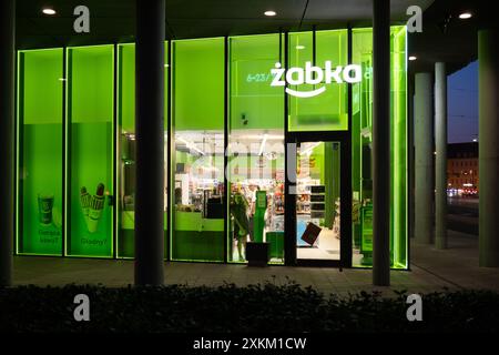 29.05.2024, Pologne, Wielkopolska, Poznan - Mini-supermarché de la chaîne de franchisage polonaise Zabka, spécialisée dans les achats tardifs, fille regardant dehors Banque D'Images