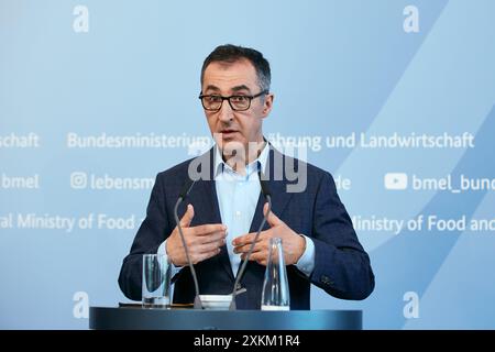 13.05.2024, Allemagne, Berlin, Berlin - CEM Oezdemir, ministre fédéral de l'alimentation et de l'Agriculture, lors de la conférence de presse dans son ministère sur le 2023 for Banque D'Images