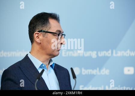 13.05.2024, Allemagne, Berlin, Berlin - CEM Oezdemir, ministre fédéral de l'alimentation et de l'Agriculture, lors de la conférence de presse dans son ministère sur le 2023 Fore Banque D'Images