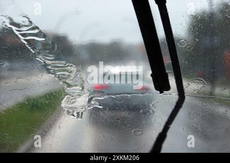 27.08.2022, Allemagne, Berlin, Berlin - photo symbolique : mauvaise visibilité sur la route sous la pluie en raison d'un essuie-glace défectueux. 00S220827D165CAROEX.JP Banque D'Images