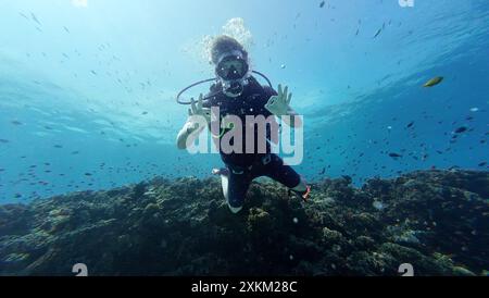 04.11.2023, Indonesia, Lombok, Gili Trawangan - Man indique que tout va bien en plongeant dans la mer. 00S231104D214CAROEX.JPG [AUTORISATION DU MODÈLE : Banque D'Images