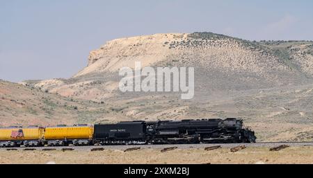 La machine à vapeur Union Pacific Big Boy 4014 fonctionne près du monument national Fossil Butte dans le Wyoming. Banque D'Images