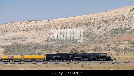 La machine à vapeur Union Pacific Big Boy 4014 fonctionne près du monument national Fossil Butte dans le Wyoming. Banque D'Images