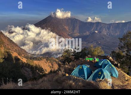 07.11.2023, Indonésie, Lombok, Senaru - Camp au bord du cratère Senaru sur le mont Rinjani avec vue sur Gunung Barujari. 00S231107D374CAROEX.JPG [MODÈLE Banque D'Images