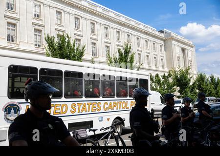 Washington DC, États-Unis. 23 juillet 2024. La police du Capitole des États-Unis a arrêté des activistes juifs protestant contre le soutien militaire américain à Israël à l’intérieur d’un bâtiment du Congrès à Washington DC le 23 juillet 2024, un jour avant que le premier ministre Benjamin Netanyahu ne prononce un discours devant le Congrès américain. Les manifestants, organisés par le groupe militant Jewish Voice for Peace, portaient des T-shirts rouges portant les phrases "pas en notre nom" et "les Juifs disent arrêter d'armer Israël". (Photo de Aashish Kiphayet/Sipa USA) crédit : Sipa USA/Alamy Live News Banque D'Images