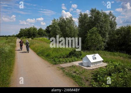 30.05.2024, Allemagne, Rhénanie du Nord-Westphalie, Kamen - paysage printanier le long du sentier Seseke. Le Seseke renaturalisé, un affluent de la Lippe, a b Banque D'Images