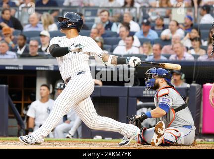 Bronx, États-Unis. 23 juillet 2024. New York Yankees Gleyber Torres frappe un home run en solo en GOT 2e manche contre les mets de New York au Yankee Stadium le mardi 23 juillet 2024 à New York City. Photo de John Angelillo/UPI crédit : UPI/Alamy Live News Banque D'Images