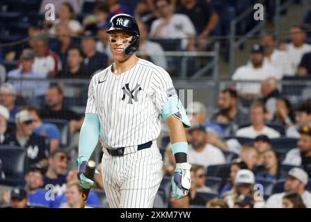 Bronx, États-Unis. 23 juillet 2024. Les Yankees de New York Aaron Judge sourit en se mettant à la planche en cinquième manche contre les mets de New York au Yankee Stadium le mardi 23 juillet 2024 à New York City. Photo de John Angelillo/UPI crédit : UPI/Alamy Live News Banque D'Images