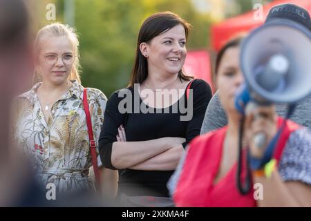 Kaja Godek, une militante polonaise ultraconservatrice, regarde une manifestation pro-avortement. Après 18h00, sous le slogan «avortement! Oui!', une manifestation de la grève nationale des femmes (Ogolnopolski Strajk Kobiet) a eu lieu devant le Parlement polonais. C'était une réaction au rejet par le Sejm d'un projet de loi dépénalisant l'avortement. Des centaines de personnes y ont participé, réclamant un avortement légal et la démission du vice-premier ministre Wladyslaw Kosiniak-Kamysz. Une contre-protestation de groupes opposés à la libéralisation de l'avortement a également eu lieu. La protestation principale a porté sur le rejet d'un projet de loi autoriser Banque D'Images