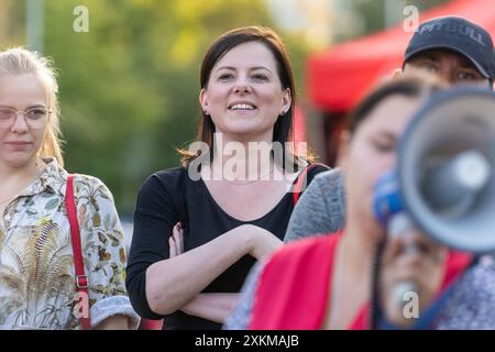 Kaja Godek, une militante polonaise ultraconservatrice, regarde une manifestation pro-avortement. Après 18h00, sous le slogan «avortement! Oui!', une manifestation de la grève nationale des femmes (Ogolnopolski Strajk Kobiet) a eu lieu devant le Parlement polonais. C'était une réaction au rejet par le Sejm d'un projet de loi dépénalisant l'avortement. Des centaines de personnes y ont participé, réclamant un avortement légal et la démission du vice-premier ministre Wladyslaw Kosiniak-Kamysz. Une contre-protestation de groupes opposés à la libéralisation de l'avortement a également eu lieu. La protestation principale a porté sur le rejet d'un projet de loi autoriser Banque D'Images