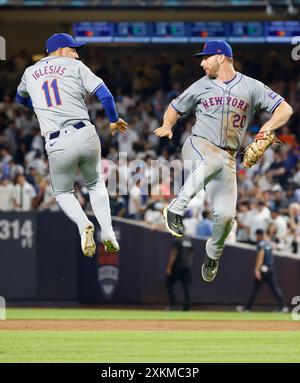 Bronx, États-Unis. 23 juillet 2024. Les mets de New York Pete Alonso et Jose Iglesias célèbrent après le match contre les Yankees de New York au Yankee Stadium le mardi 23 juillet 2024 à New York. Les mets battent les Yankees 3-2. Photo de John Angelillo/UPI crédit : UPI/Alamy Live News Banque D'Images