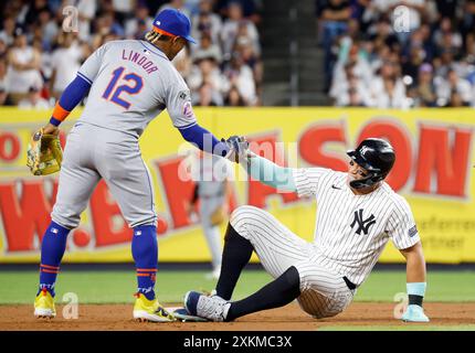 Bronx, États-Unis. 23 juillet 2024. New York mets Francisco Lindor aide les New York Yankees Aaron Judge à se mettre à la deuxième base de la 7e manche au Yankee Stadium le mardi 23 juillet 2024 à New York City. Photo de John Angelillo/UPI crédit : UPI/Alamy Live News Banque D'Images