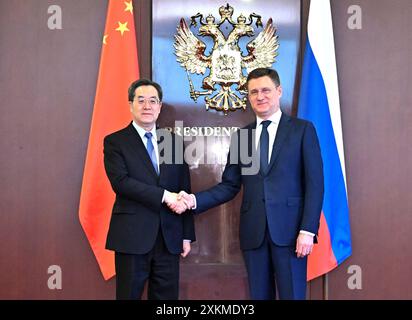 Moscou, Russie. 23 juillet 2024. Le vice-premier ministre chinois Ding Xuexiang, également membre du Comité permanent du Bureau politique du Comité central du Parti communiste chinois, s'entretient avec le vice-premier ministre russe Alexander Novak et copréside la 21e réunion du Comité de coopération énergétique Chine-Russie, à Moscou, en Russie, le 23 juillet 2024. Crédit : Yan Yan/Xinhua/Alamy Live News Banque D'Images