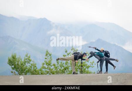 Trois randonneurs prenant des photos amusantes prises au Denali National Park and Preserve. Alaska. ÉTATS-UNIS. Banque D'Images