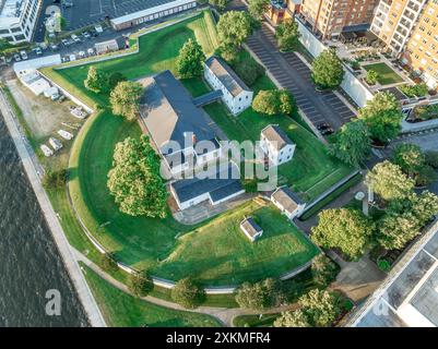 Vue aérienne du monument historique de Fort Norfolk avec porte principale, poste de garde, quartiers des officiers, magasin de poudre et boutique de charpentier en Virginie Banque D'Images