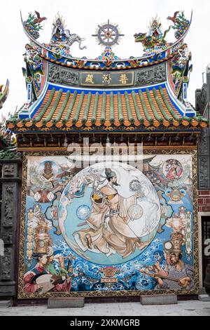 Œuvre d'art traditionnelle taïwanaise de temple avec décoration murale détaillée et toiture ornée Banque D'Images