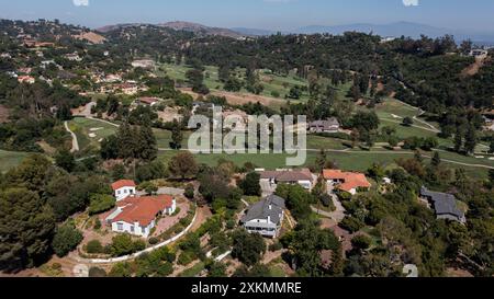 Vue aérienne de l'après-midi des maisons de quartier tentaculaires et des collines de la Habra Heights, Californie, États-Unis. Banque D'Images